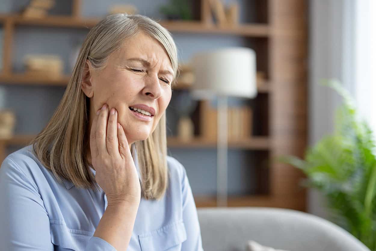 Weekend Toothache? Your Options When the Dentist Isn’t Available