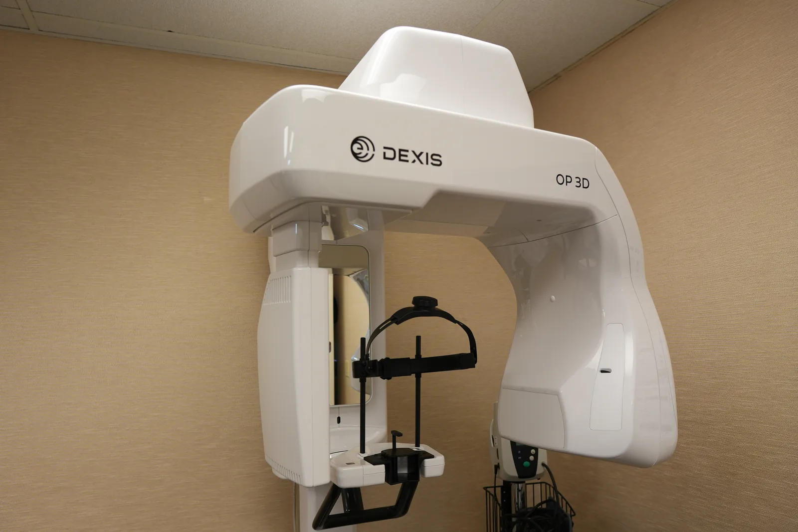Dr. Zahra Hanieh Ezzy introducing the intraoral digital scanner